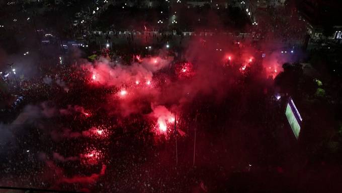 Olympiakos-Piräus-Fans drehen nach Sieg in Conference League durch