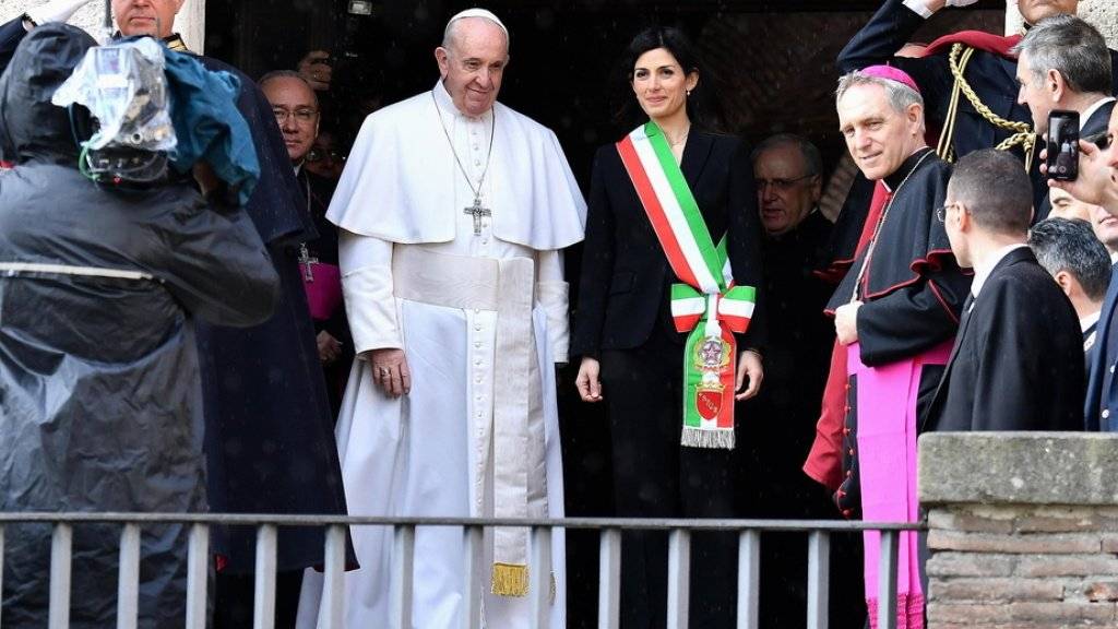 Papst Franziskus wird am Dienstag von Roms Bürgermeisterin Virginia Raggi bei seiner Ankunft beim Rathaus begrüsst.