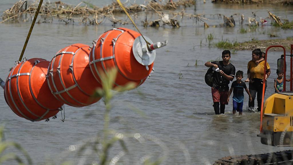 Große Bojen im Fluss Rio Grande sollen Migranten daran hindern, von Mexiko nach Texas zu gelangen. Foto: Eric Gay/AP