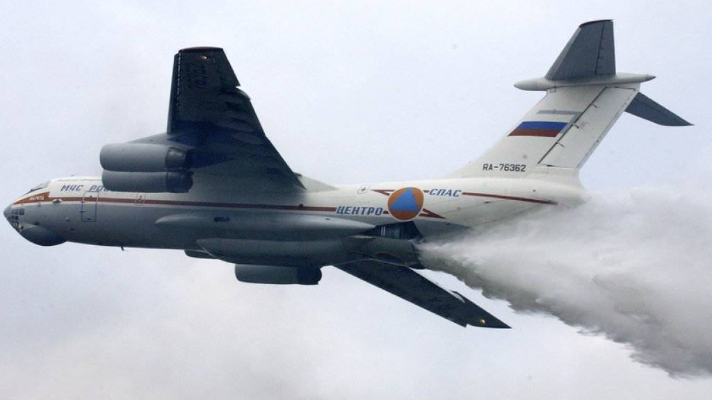 Rund 300 Menschen beteiligen sich an der Suche nach einem verschollenen Löschflugzeug in Sibirien, das am Freitag bei einem schweren Waldbrand in Sibirien vom Radar verschwunden ist. (Archivbild)