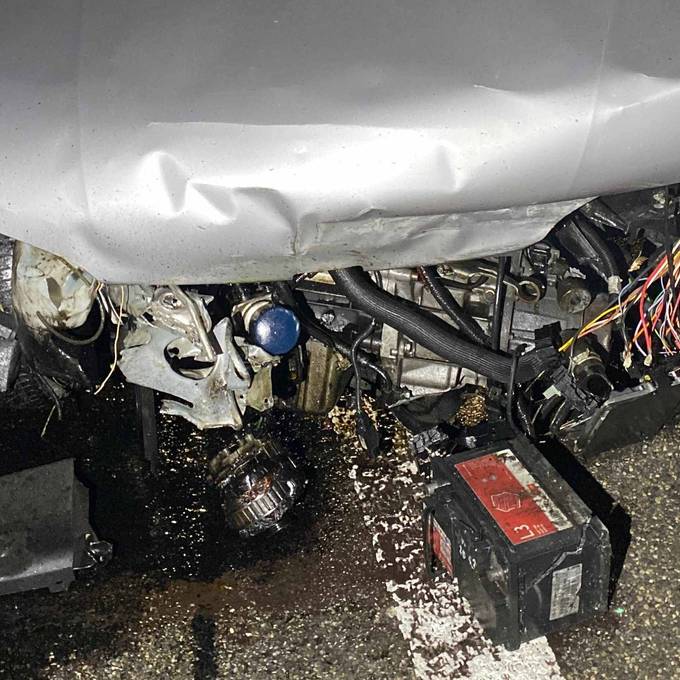 Autofahrer baut Selbstunfall – Trümmer fliegen auf Gegenfahrbahn