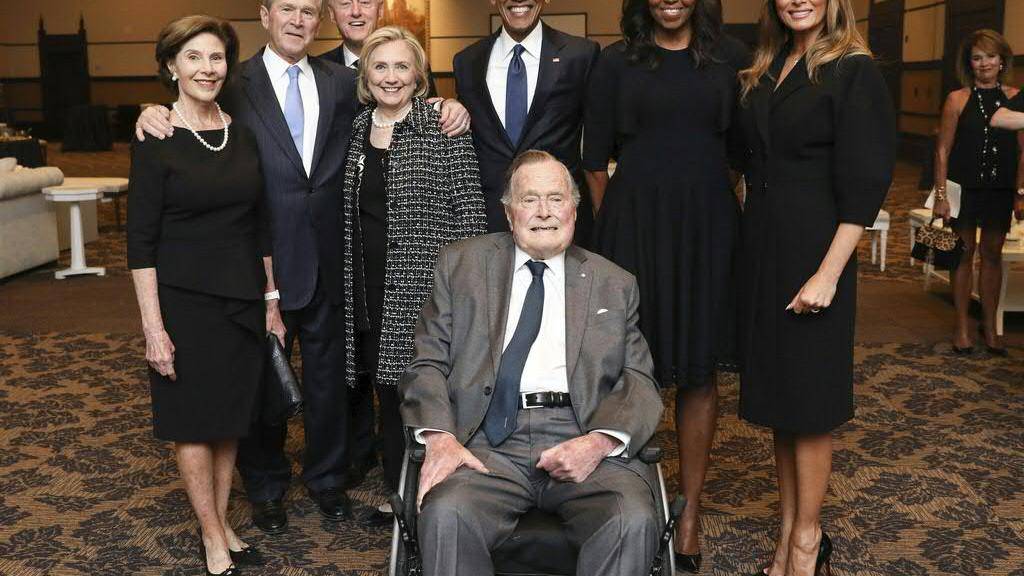 Die ehemaligen US-Präsidenten Bill Clinton (3.v.l.) und Barack Obama (hinten Mitte) würdigten ihren verstorbenen Amtsvorgänger George H.W. Bush (vorne Mitte) mit Bewunderung und Dankbarkeit. Das Bild entstand im April 2018 auf der Beerdigungsfeier für Bushs Frau Barbara.