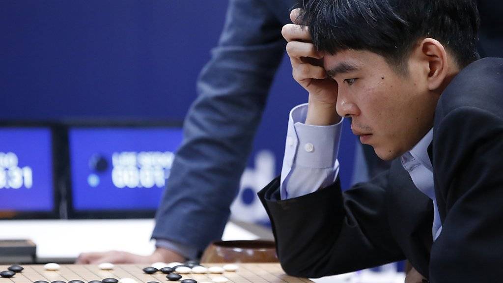 Er hatte keine Chance gegen den Computer: Der südkoreanische Weltklassespieler Lee Sedol verlor auch die dritte Partie gegen das Programm AlphaGo.