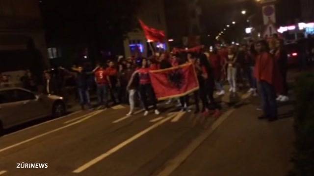 Albanien-Fan nimmt Sturmgewehr an Fussball-Party