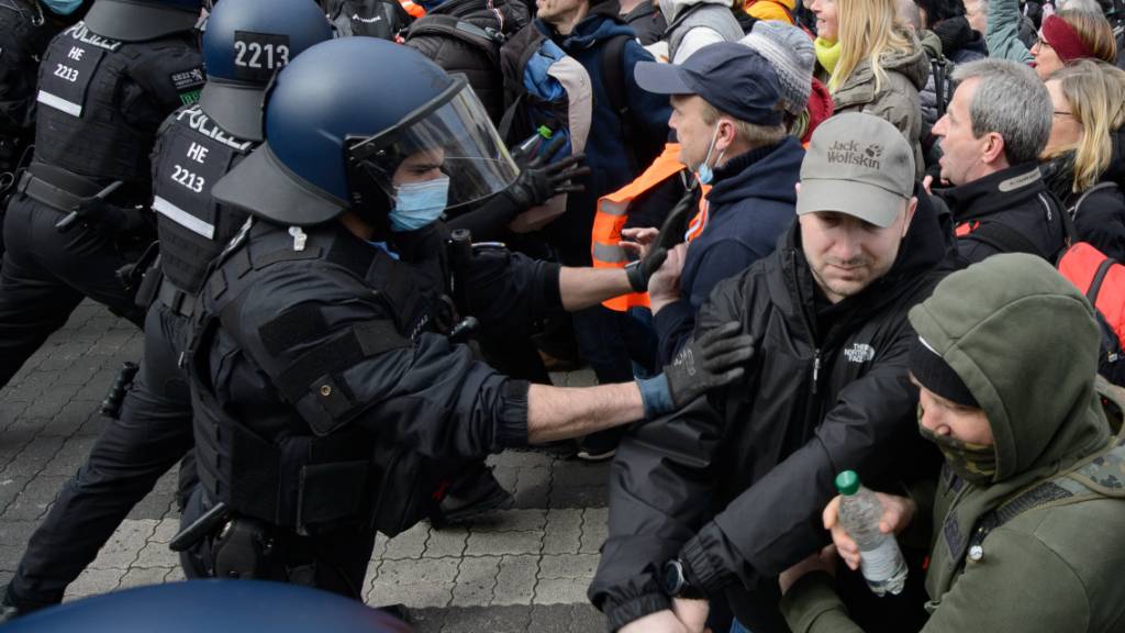 Einsatzkräfte der Polizei sind bei einer Kundgebung unter dem Motto «Freie Bürger Kassel - Grundrechte und Demokratie» im Einsatz.