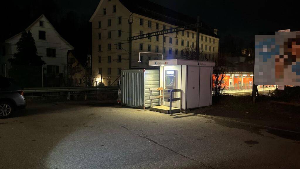 Zwei schwarz gekleidete Männer versuchten, diesen ZKB-Automaten in Langnau am Albis in die Luft zu jagen. Bevor es knallte, brachen sie ihr Vorhaben aber ab. Möglicherweise wurden sie gestört.