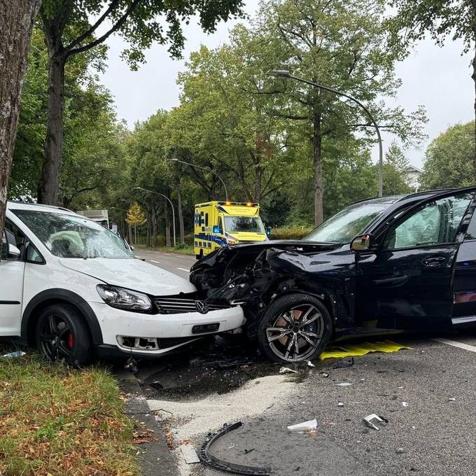 Rentner fährt in Familienauto mit Kindern – vier Verletzte