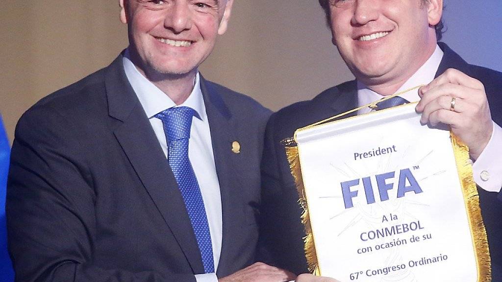 FIFA-Präsident Gianni Infantino (links) in Chile mit Alejandro Dominguez, dem Präsidenten des südamerikanischen Verbandes (CONMEBOL)