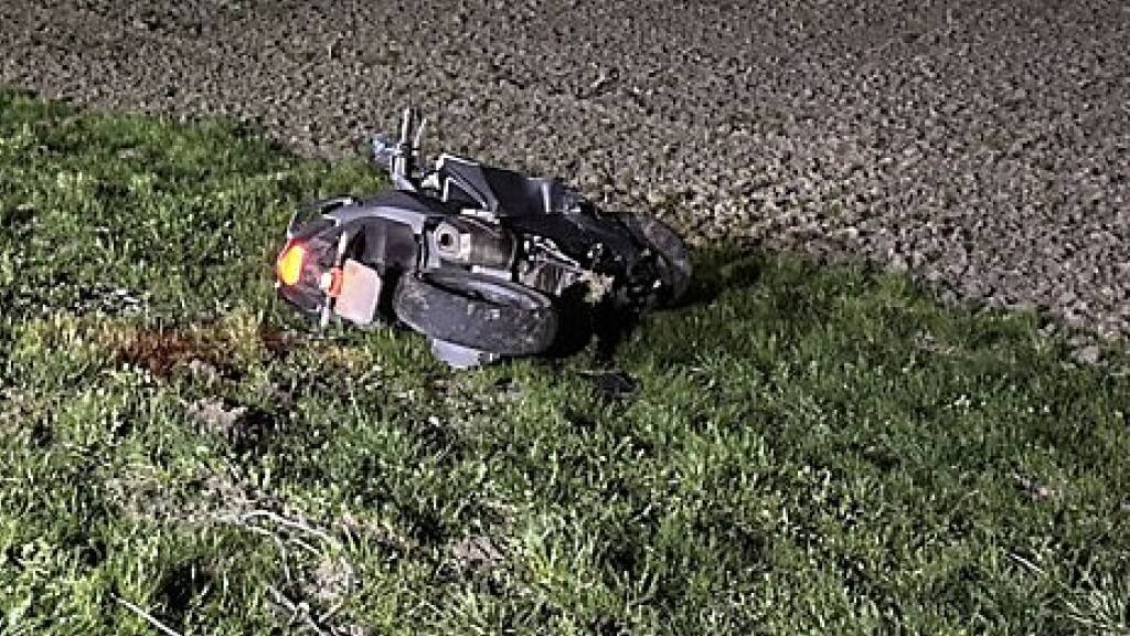 Ein Rollerfahrer verletzte sich bei einem noch nicht geklärten Unfall in Reichenburg SZ lebensbedrohlich.