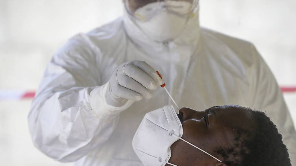 ARCHIV - Ein Gesundheitsbeamter nimmt in Nigeria einen Nasenabstrich von einem Patienten, der auf das neuartige Coronavirus getestet werden soll. Im Kampf gegen Covid-19 testen afrikanische Länder noch immer viel zu wenig. Foto: Sunday Alamba/AP/dpa
