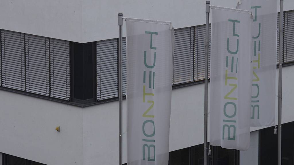 Die Firmenzentrale von Biontech in Mainz liegt im Morgennebel. Für heute rechnet die Firma mit der Zulassung ihres Corona-Impfstoffes durch die Europäischen Arzneimittelbehörde. Foto: Boris Roessler/dpa