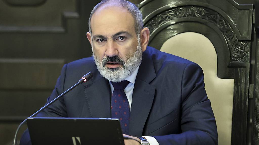 Der armenische Premierminister Nikol Paschinjan leitet eine Kabinettssitzung. Foto: Tigran Mehrabyan/PAN Photo/AP