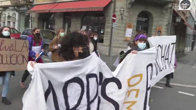 Feministinnen demonstrieren im Luzerner Vögeligärtli