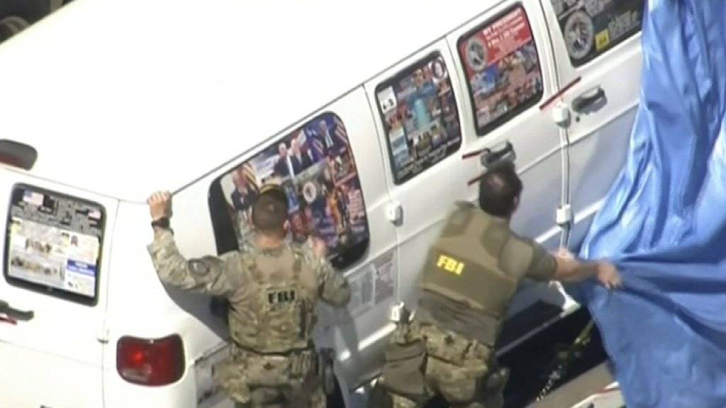 FBI-Agenten am Freitag in Plantation, Florida, beim Van des verhafteten Briefbomben-Verdächtigen.
