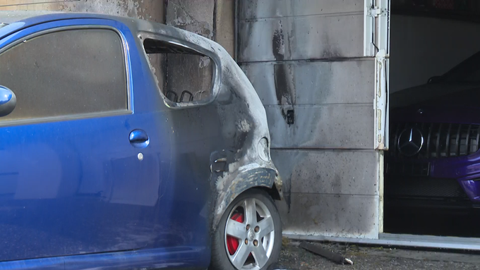 Auto fängt vor Garage an zu brennen – Feuerwehr im Einsatz 