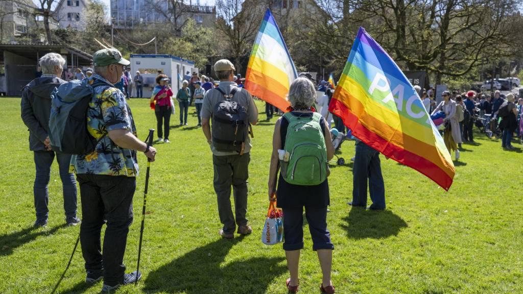 Hunderte protestierten am Ostermarsch in Bern gegen Krieg, Gewalt und Unterdrückung.