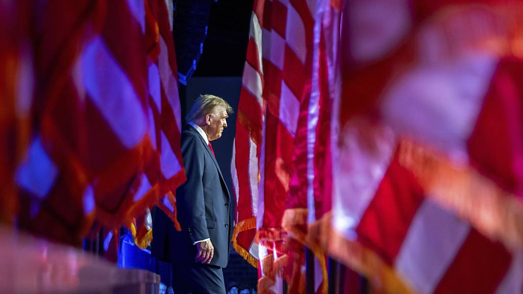 Der republikanische Präsidentschaftskandidat und ehemalige Präsident Donald Trump kommt am Mittwoch, 6. November 2024, zu einer Wahlparty im Palm Beach Convention Center in West Palm Beach, Florida. Foto: Julia Demaree Nikhinson/AP