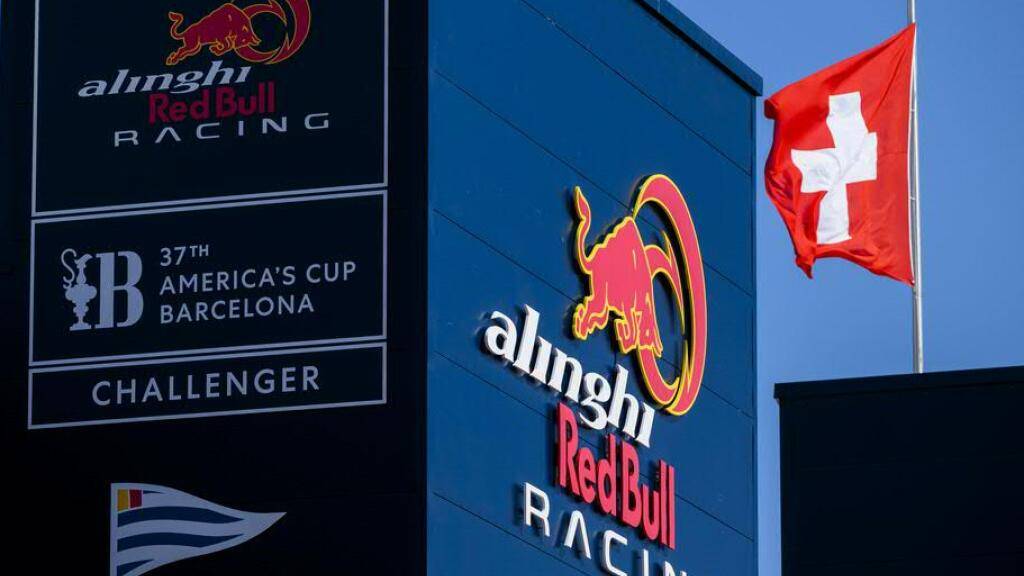 In der Teambasis von Alinghi Red Bull Racing in Barcelona wird die neue Yacht erwartet