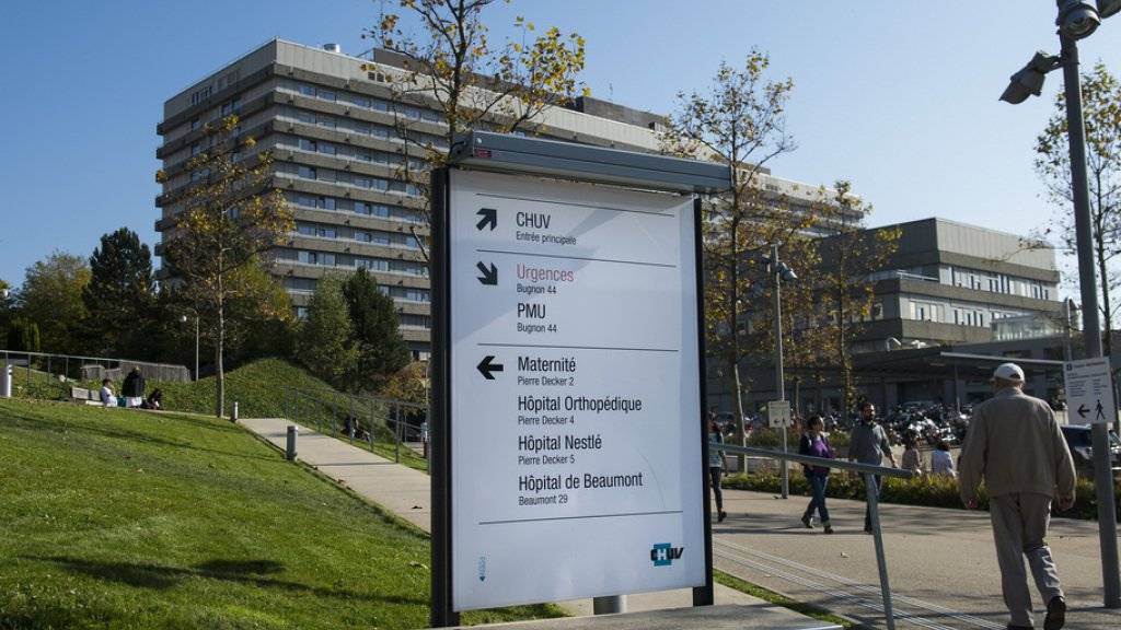 Das Opfer des Brandes, ein 48-jähriger Schweizer, wurde mit schweren Verbrennungen ins Kantons- und Universitätsspital CHUV in Lausanne eingeliefert. Die Ärzte konnten sein Leben nicht retten. (Symbolbild)