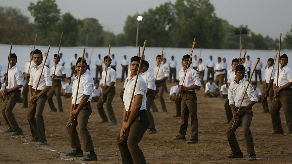 Freiwillige von Indiens regierender hinduistisch-nationalistischer Bharatiya-Janata-Partei trainieren Selbstverteidigung. (Archivbild)