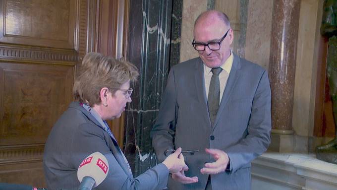 Schlüsselübergabe in Bern: Pfister übernimmt von Amherd