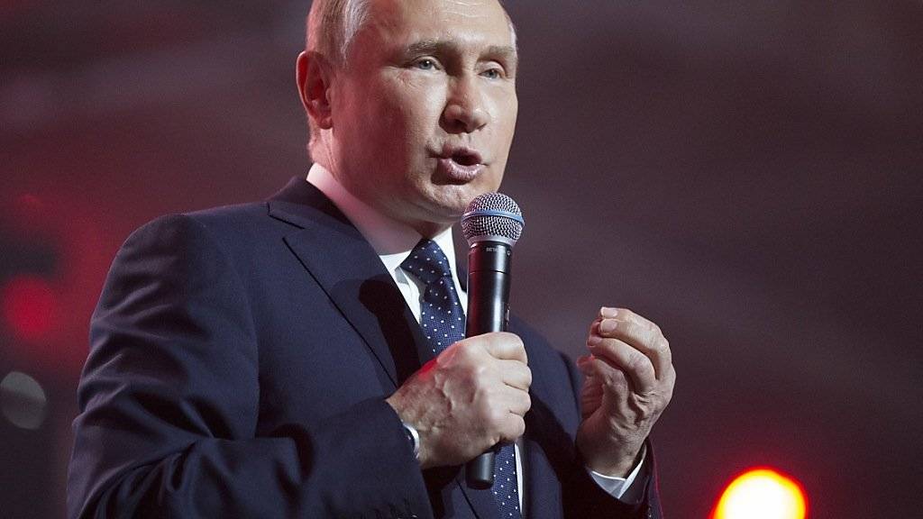 Amtsinhaber Wladimir Putin ruft die Russen auf, am Sonntag bei der Präsidentschaftswahl mitzumachen - Putin gilt als klarer Favorit, doch die Regierung befürchtet eine tiefe Wahlbeteiligung. (Archiv)