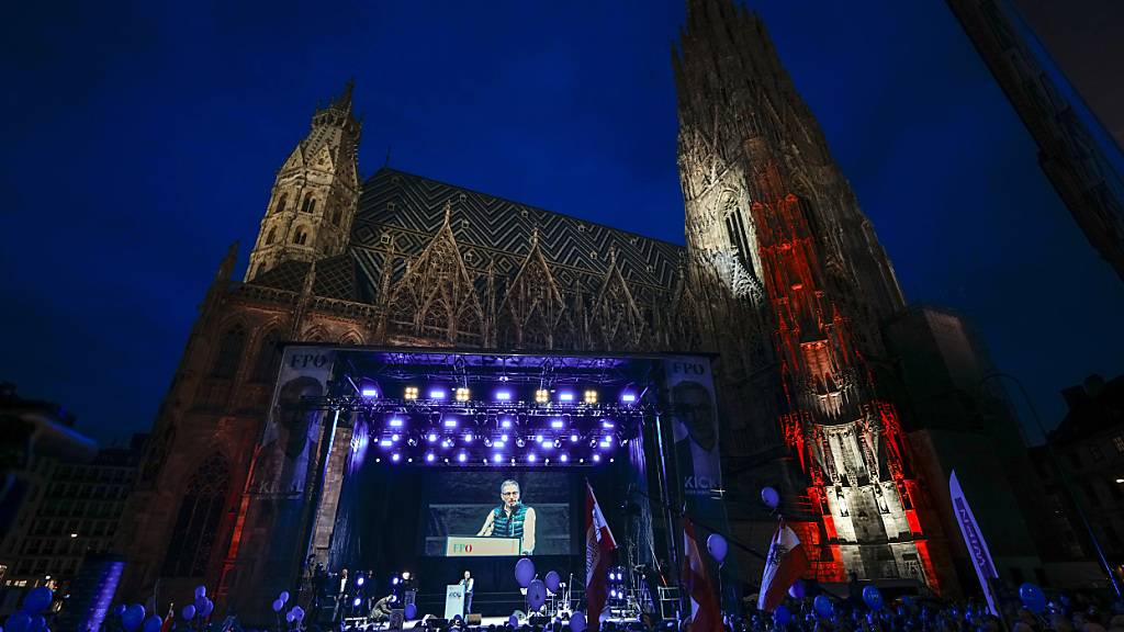 Der Vorsitzende der FPÖ, Herbert Kickl, spricht zu seinen Anhängern. Foto: Andreea Alexandru/AP/dpa