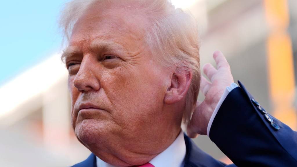dpatopbilder - US-Präsident Donald Trump besucht die Federal Reserve in Washington. Foto: Julia Demaree Nikhinson/AP/dpa