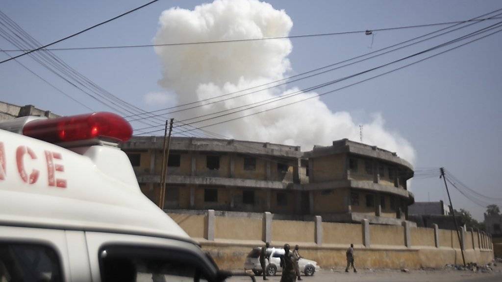 Die zwei aufeinanderfolgenden Explosionen waren im ganzen Stadtgebiet zu hören gewesen. Unter den Opfern des Anschlags waren auch Sicherheitskräfte und ein britisch-somalischer Journalist.