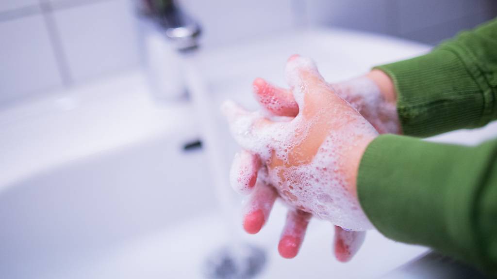 Im kommendem Winter fliesst bei der Stadt Zürich warmes Wasser. Der Stadtrat verzichtet auf Energiesparmassnahmen. Die Lage auf dem Energiemarkt sei entspannter als vor einem Jahr. (Symbolbild)