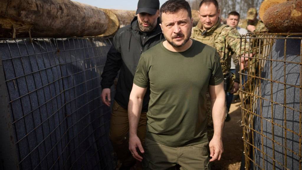 HANDOUT - Wolodymyr Selenkyj, Präsident der Ukraine, inspiziert die Befestigungslinien in der Region Charkiw. Foto: Uncredited/Ukrainian Presidential Press Office/AP/dpa