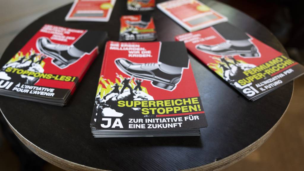 Die Initiative findet nur im links-grünen Lager Anklang: Flyer bei einer Medienkonferenz des Ja-Komitees. (Archivbild)