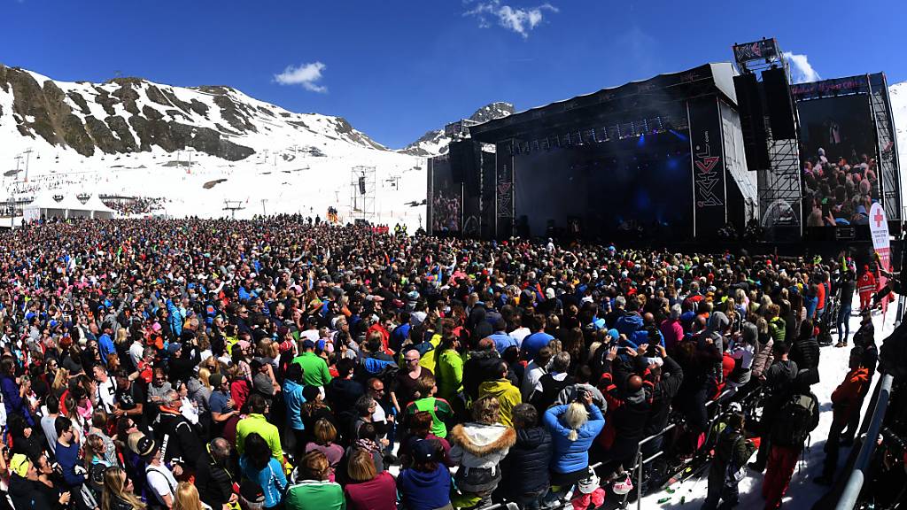 Die Sängerin Helene Fischer gibt beim bisher größten Top of the Mountain Closing Konzert in der Skimetropole Ischgl vor 26'000 Besuchern ein zweistündiges Konzert auf 2320 Höhenmetern. Im österreichischen Ischgl war ein großer Teil der Bevölkerung mit dem Coronavirus infiziert.