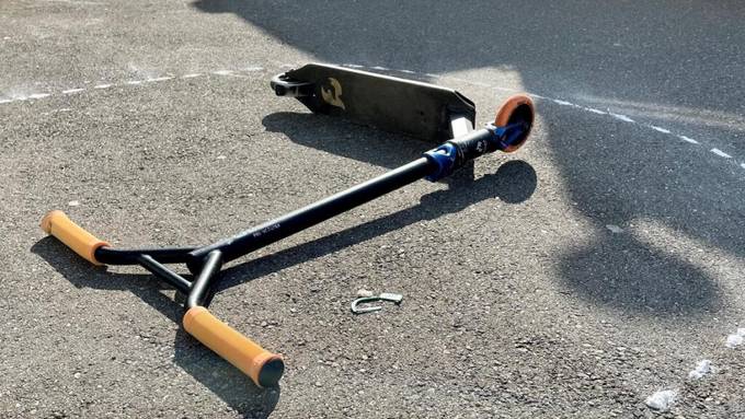 Bub (8) auf Kickboard von Auto erfasst – schwer verletzt
