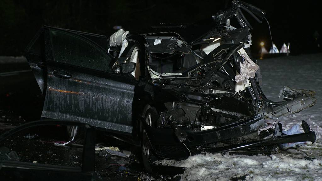 Heftiger Unfall in Hüttwilen: Auto stösst frontal mit Postauto zusammen