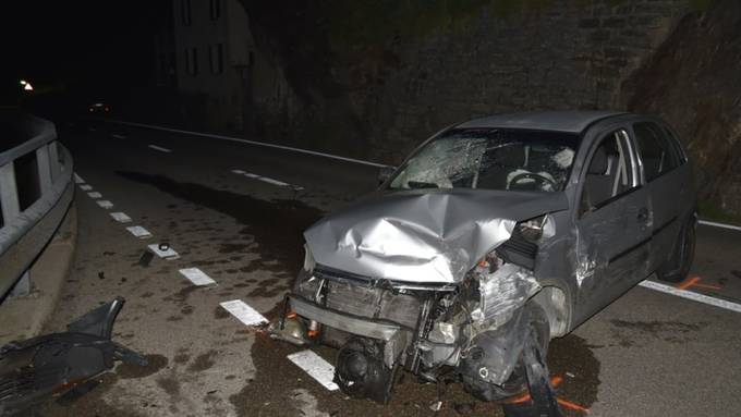 Doppelter Unfall: Auto knallt in Leitplanke, ein Töfffahrer in das Auto