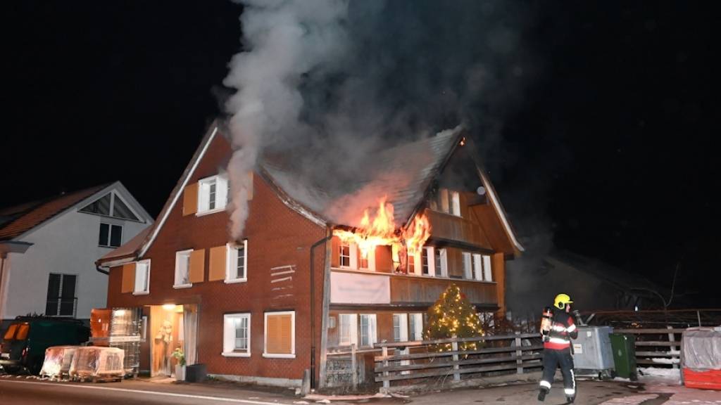 Niemand verletzt, eine Mieterin konnte das Haus rechtzeitig verlassen: Brand in Degersheim SG.