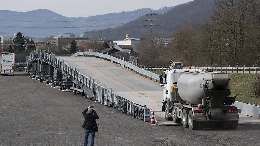 Die verbesserte Astra-Bridge bei einer Demonstration für die Medien im Februar 2024 in Rothrist AG. Am Wochenende wird sie auf der A1 bei Recherswil SO für die Sanierung der Fahrbahn Richtung Zürich aufgebaut.