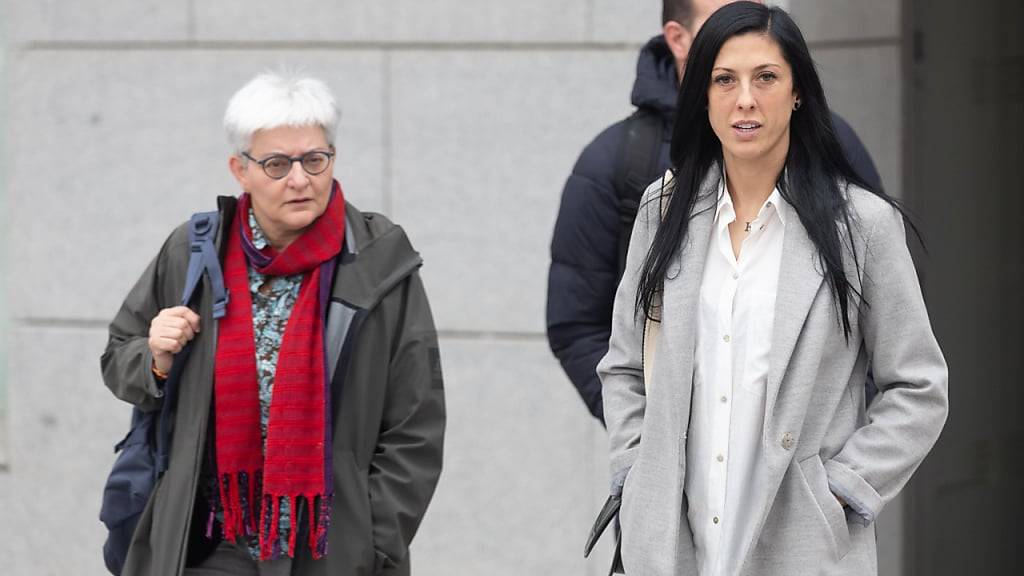 Jennifer Hermoso (M), Fußballspielerin aus Spanien, geht nach ihrer  Aussage vor der Audiencia Nacional im «Fall Rubiales». Rubiales hatte Hermoso nach dem gewonnenen WM-Finale auf den Mund geküsst und damit einen Skandal ausgelöst. Foto: Eduardo Parra/EUROPA PRESS/dpa