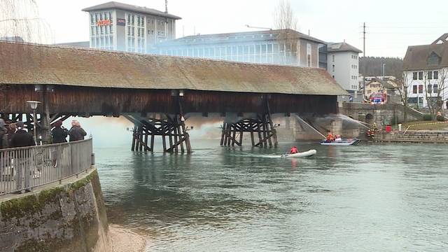 Holzbrücke in Olten steht in Flammen