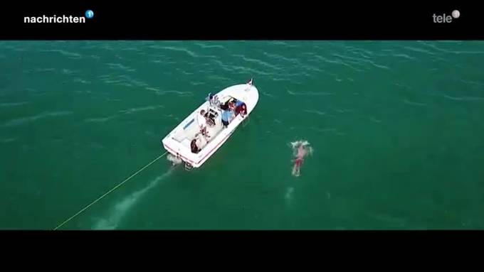 Extremsportler Romano Mombelli durchschwimmt den Zugersee