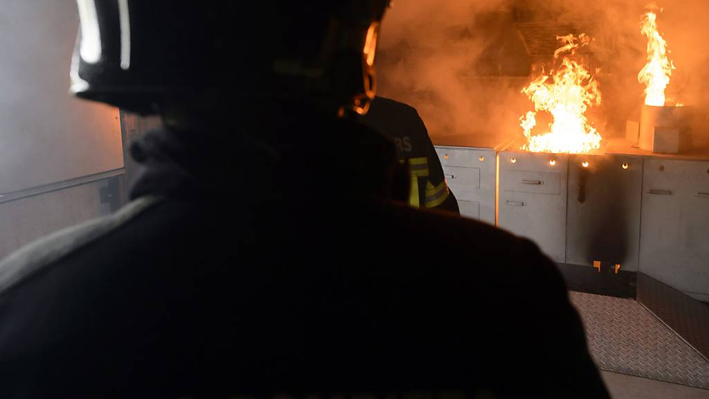 Waadtländer Feuerwehrmann 2014 bei einer Übung in einer brennenden Küche. (Archivbild)