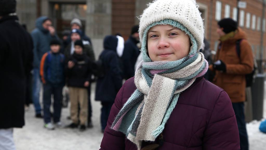 ARCHIV - Die damals 16-jährige Schwedin Greta Thunberg steht im Februar 2019 während ihrer Protestaktion für mehr Klimaschutz vor dem Reichstag in Stockholm. Foto: Steffen Trumpf/dpa