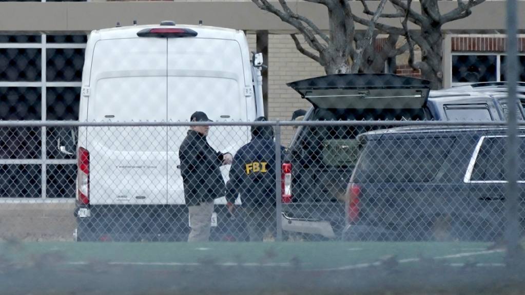 FBI-Beamte versammeln sich im texanischen Colleyville, wo ein Mann offenbar in einer Synagoge Geiseln genommen hat. Foto: Tony Gutierrez/AP/dpa