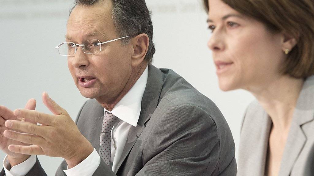FDP-Ständerat Philipp Müller und FDP-Präsidentin Petra Gössi präsentieren asylpolitische Forderungen der Freisinnigen.