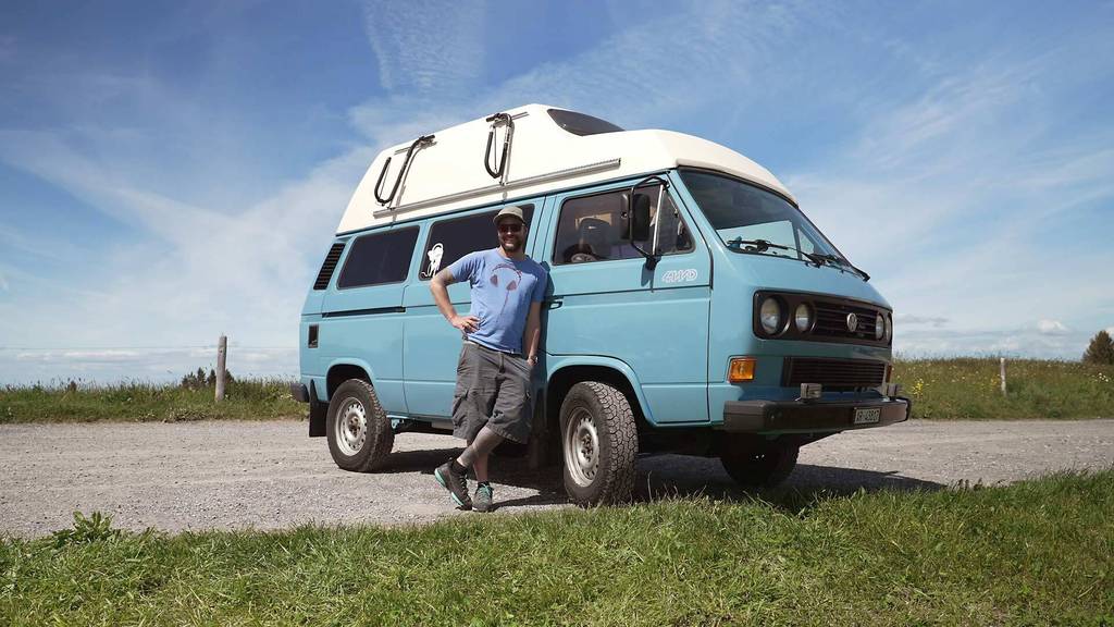 Thumb for Heinz Hüsler zeigt seinen selbst ausgebauten VW T3 mit Allrad und Hochdach. 