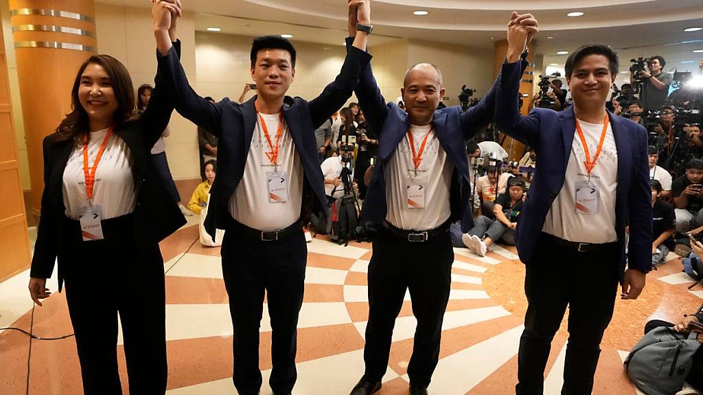 Der Vorsitzende der Volkspartei, Natthaphong Ruengpanyawut (2.v.l), posiert mit den Parteimitgliedern nach der Pressekonferenz, auf der die Gründung der neuen politischen Partei bekannt gegeben wurd Foto: Sakchai Lalit/AP/dpa