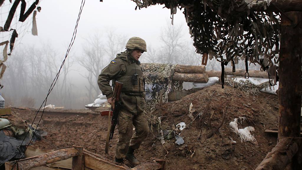 ARCHIV - Ein ukrainischer Soldat bringt sich in Stellung an der Frontlinie zu Russland in der Region Donezk. Foto: Vitali Komar/AP/dpa