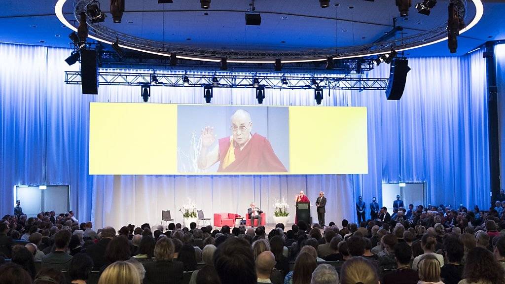 Der Dalai Lama sprach im ausverkauften Berner Kursaal zu seinen Anhängern.