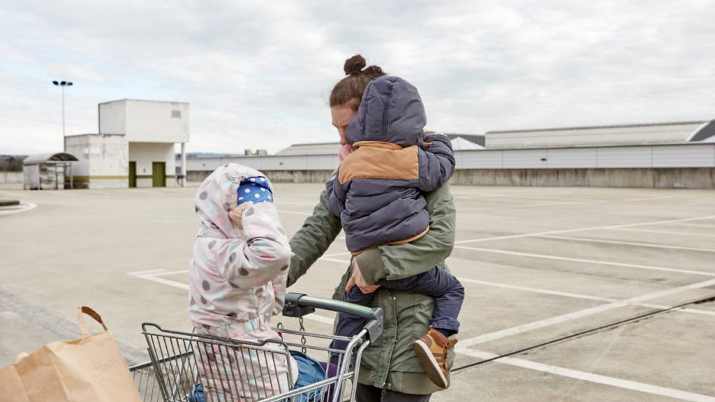 Viele Alleinerziehende beziehen Sozialhilfe, weil der Lohn für den Familienunterhalt nicht reicht. (Gestellte Szene)